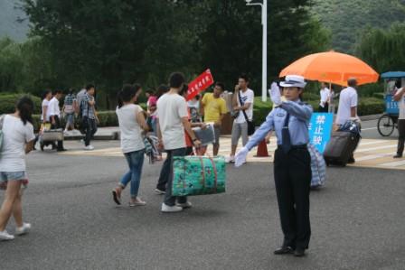 缴械警指挥交通